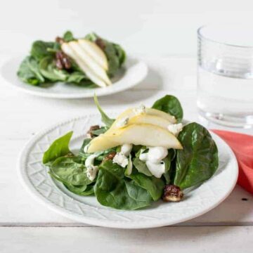 Spinach, pear and blue cheese salad with candied pecans.