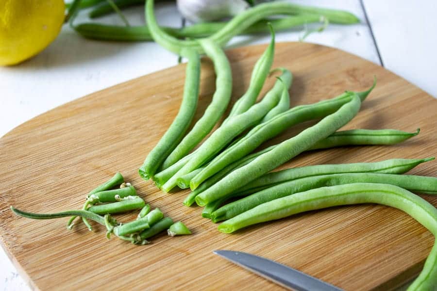 Green beans with the ends cut off. 