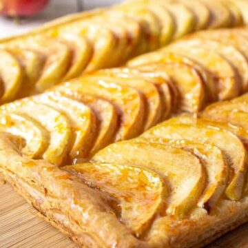 A baked tart filled with slices of apples.