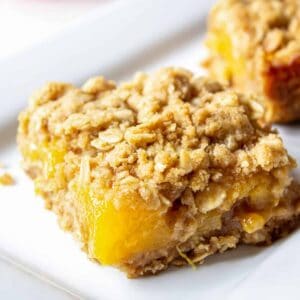 An oatmeal bar filled with peaches.