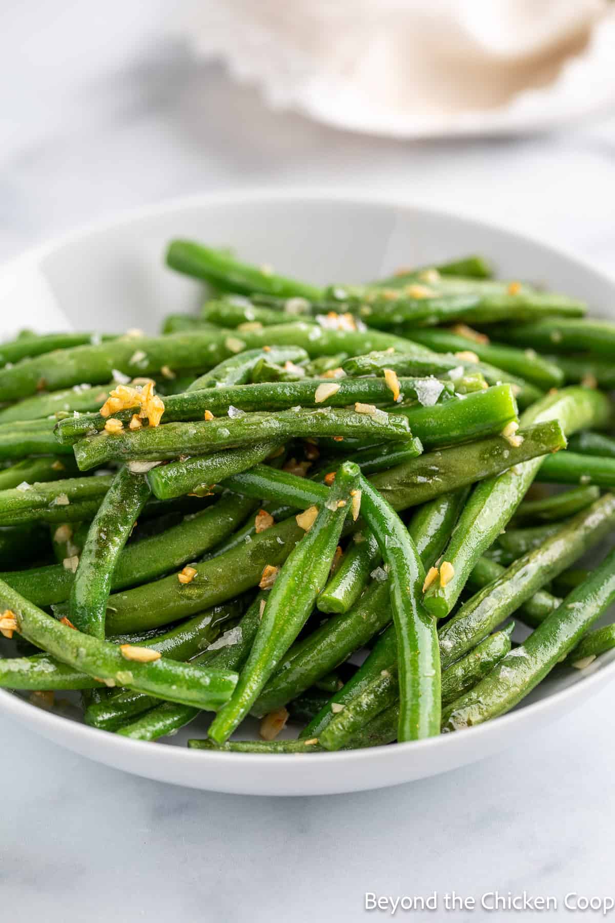 Cooked green beans in a bowl. 