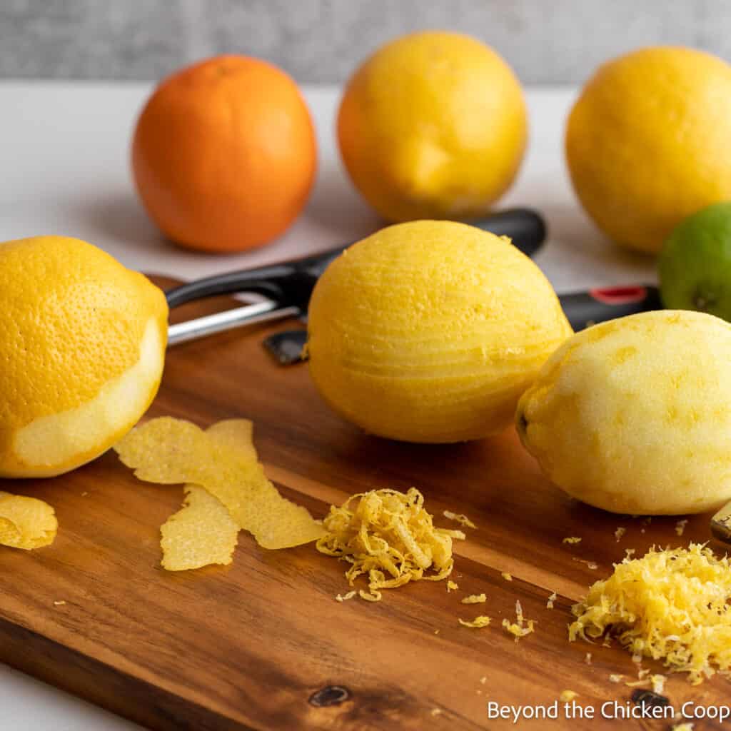 Different ways to remove the peel of a lemon with different tools. 