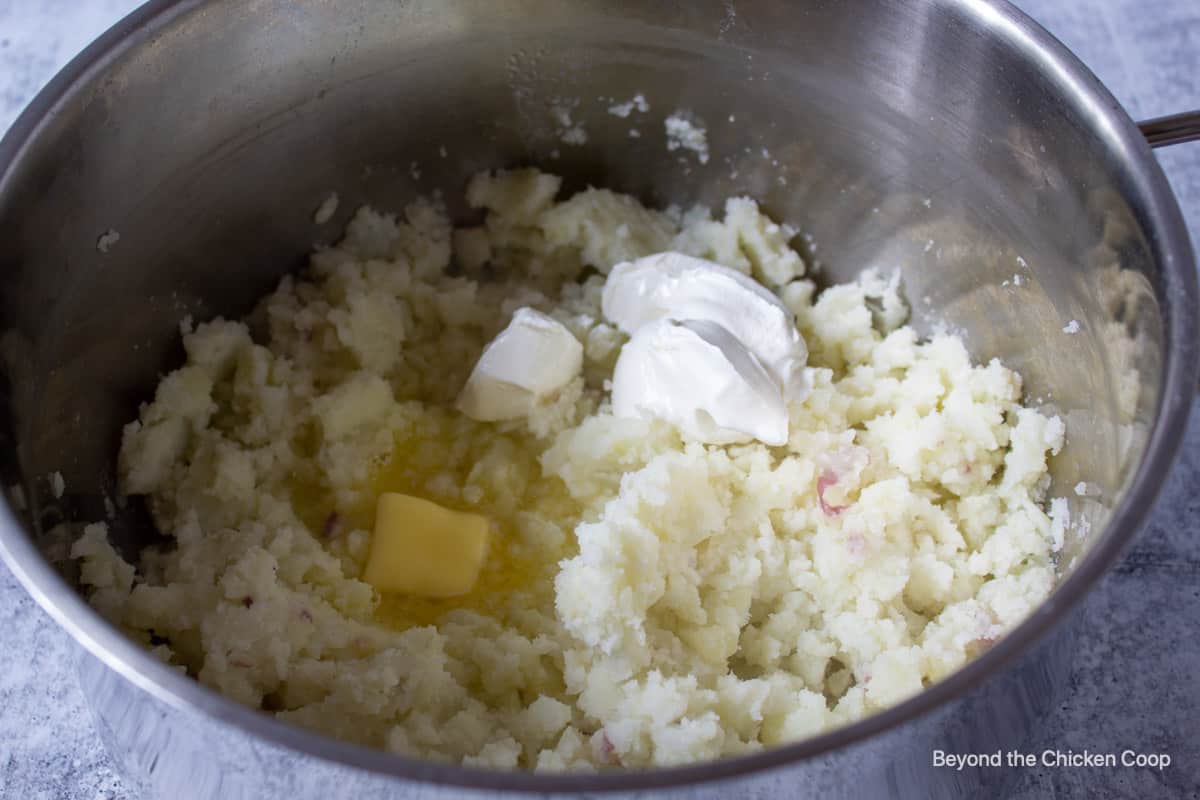 Mashed potatoes in a pot.