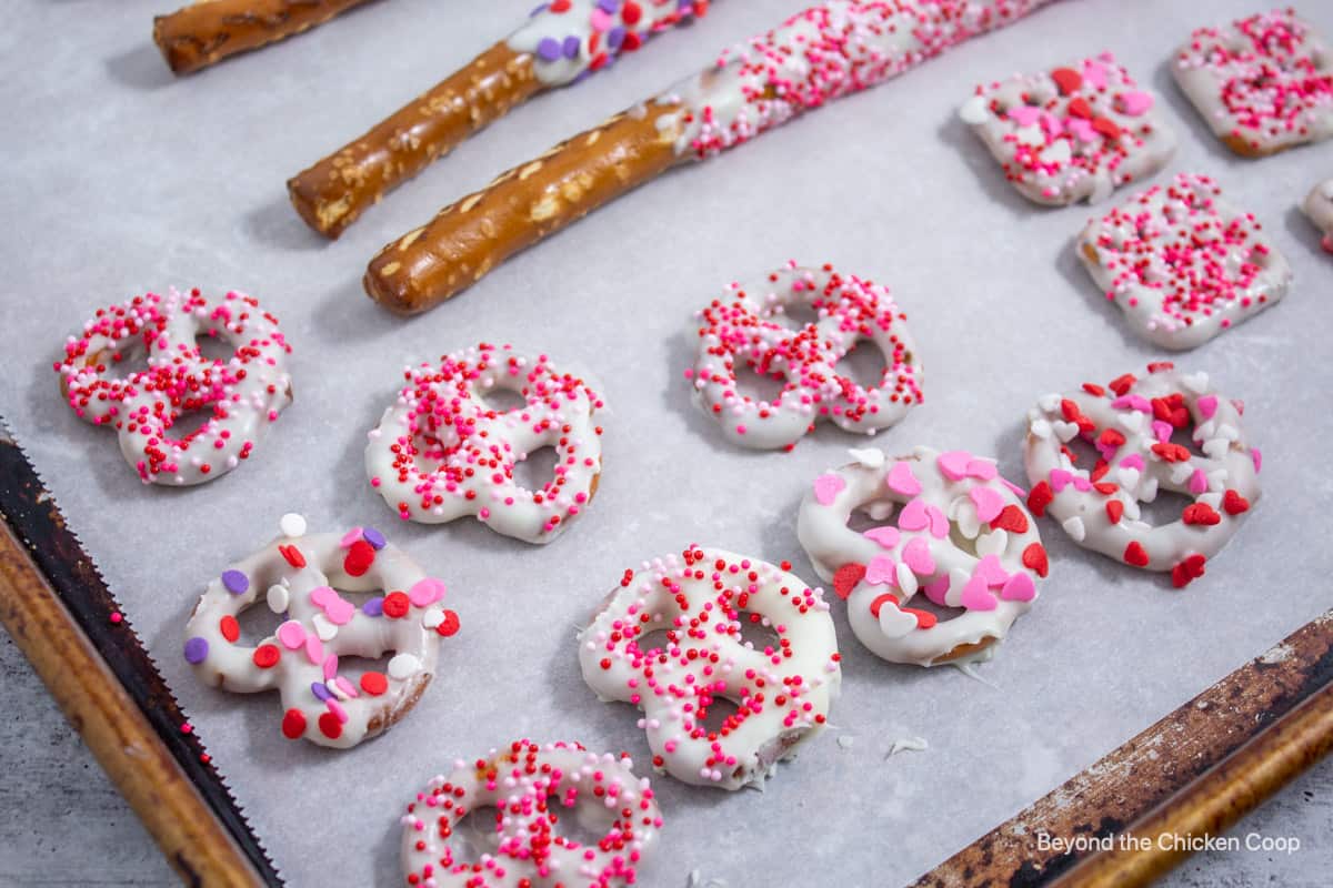 Small pretzel twists covered with white chocolate.