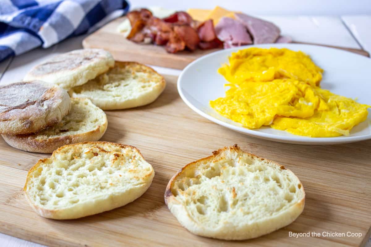 Assembling a muffin sandwich with eggs. 