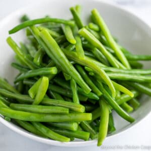 A bowlful of blanched green beans.